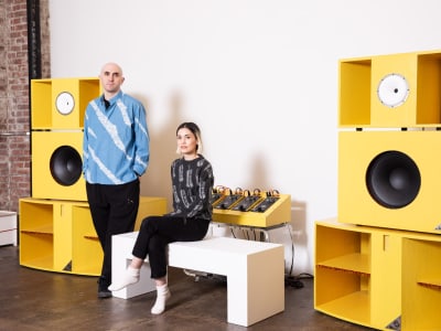 Pasangan Kreatif Brooklyn Menggabungkan Seni, Teknologi, dan Desain Suara Tanpa Smart Home