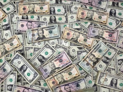 Dolar Menguat Jelang Tenggat Tarif AS, Investor Mulai Ambil Untung dari Euro