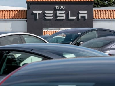 Mengapa Para Penggemar Elon Musk Justru Tambah Borong Saham Tesla Meski Harga Jatuh