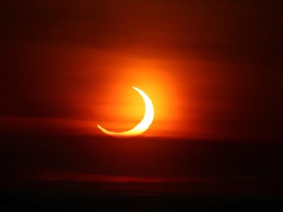 Gerhana Matahari Sebagian Langka Muncul Saat Matahari Terbit 2025