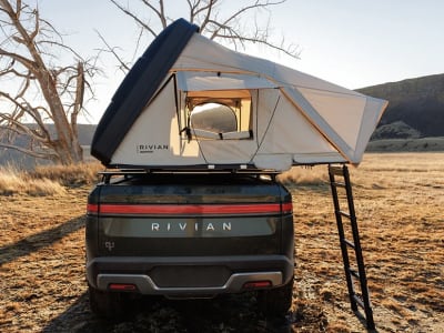 Rivian dan iKamper Luncurkan Tenda Skycamp Mini Khusus untuk Truk Listrik R1T