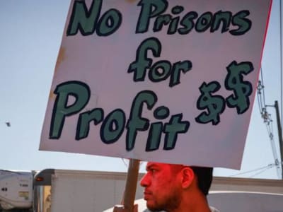 Bagaimana Deportasi Massal Menguntungkan Perusahaan Penjara Swasta di AS