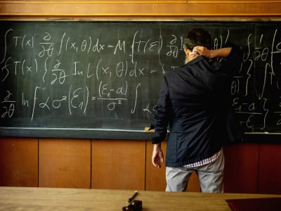 Mengapa Gaya Listrik dan Magnet Itu Sebenarnya Satu: Rahasia Kerangka Acuan