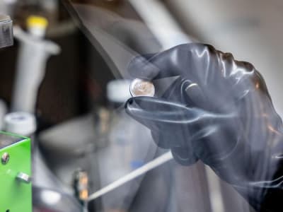 Solusi Pelarut Bebas PFAS untuk Baterai Ramah Lingkungan Masa Depan