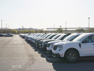 Trump Terapkan Tarif 25% untuk Mobil Impor, Ekonomi Global Tertekan