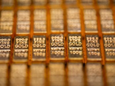 Harga Emas Capai Rekor Baru Didukung Ketegangan Perdagangan dan Pelemahan Dolar