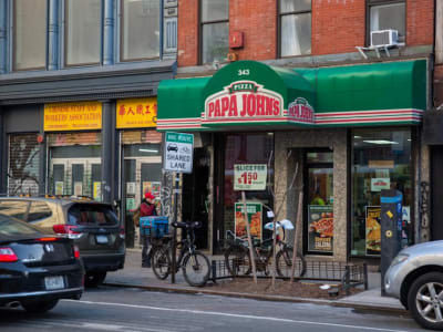 Papa John's Fokus Kualitas dan Pemasaran Hadapi Persaingan Ketat Industri Pizza