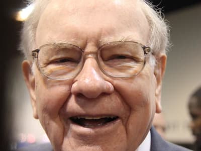 Warren Buffett Mengajarkan Investor Tetap Tenang Saat Pasar Saham Turun