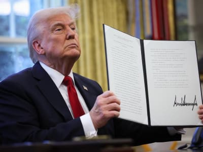 Pasar Saham Tertekan Menjelang Pengumuman Tarif Trump dan Laporan Tenaga Kerja