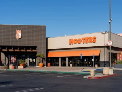 Hooters Ajukan Kebangkrutan untuk Bertransformasi Jadi Franchise Lengkap