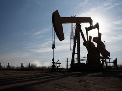 Harga Minyak Turun Drastis Setelah OPEC+ Percepat Produksi dan Tarif AS Menguat