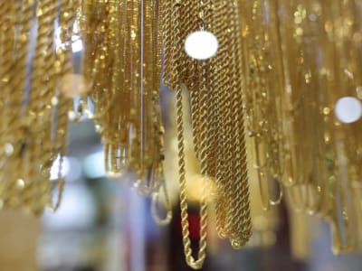 Harga Emas Melonjak Setelah Tarif Impor AS, Investor Cari Aset Aman