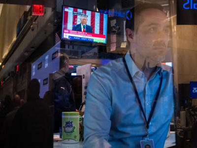 Pasar Saham Anjlok Besar Akibat Tarif Trump, Risiko Stagflasi Meningkat