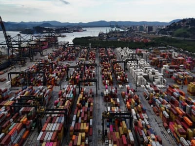 Dampak Tarif Tinggi Trump: Guncangan Pasar Global dan Risiko Ekonomi Dunia