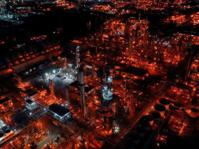 Saham Penyuling Minyak AS Turun karena Tarif Baru dan Kekhawatiran Permintaan Menurun