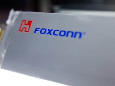 Pendapatan Foxconn Melonjak Berkat AI, Tapi Risiko Tarif dan Politik Mengintai