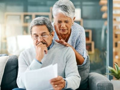 Cara Menarik Dana Pensiun Saat Pasar Turun agar Tabungan Bertahan Lama