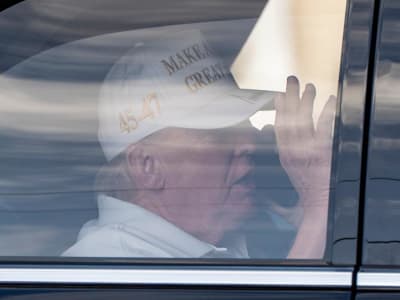 Strategi Tarik-Menarik Tarif Trump Dorong Pasar Saham AS Bergolak