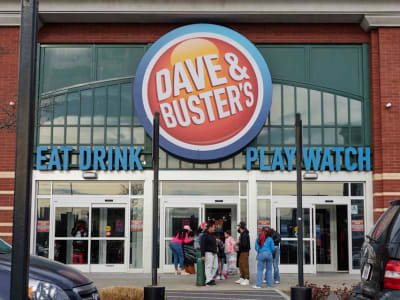 Dave & Buster's Berupaya Memperbaiki Kesalahan Manajemen Lama Setelah Penurunan Saham