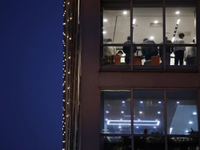 Perusahaan Besar China Terapkan Jam Pulang Wajib, Lawan Budaya Kerja '996'