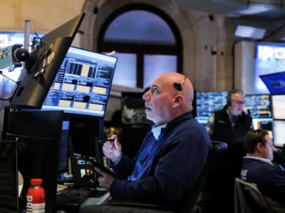 Pasar Saham Anjlok Setelah Kebijakan Tarif Trump Ciptakan Ketidakpastian Baru