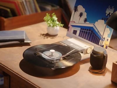 Toshiba Hadirkan Pemutar Vinyl Portabel dengan Baterai Tahan Lama