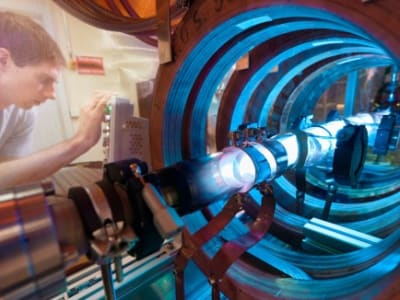 Teknologi Wakefield: Masa Depan Akselerator Partikel yang Lebih Kecil dan Murah