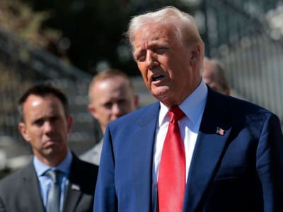 Trump Pertimbangkan Pengecualian Tarif Sementara Demi Industri Mobil dan Teknologi