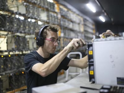 Dampak Tarif Tinggi Trump pada Mesin Penambangan Bitcoin di Amerika Serikat