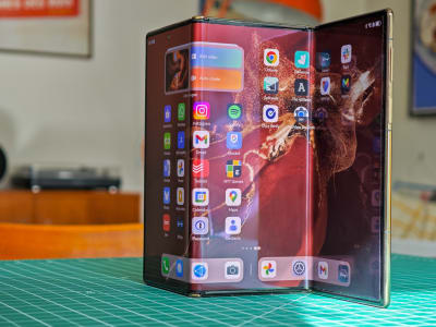 Mengulas Huawei Mate XT: Ponsel Lipat Trifold dengan Harga Mewah dan Tantangan Software