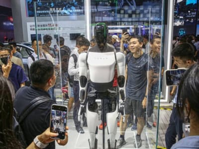 Perang Dagang AS-China Bisa Tunda Produksi Massal Robot Tesla Optimus