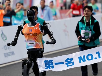 Robot Humanoid Berlomba Half-Marathon di Beijing untuk Uji AI dan Teknologi Tiongkok