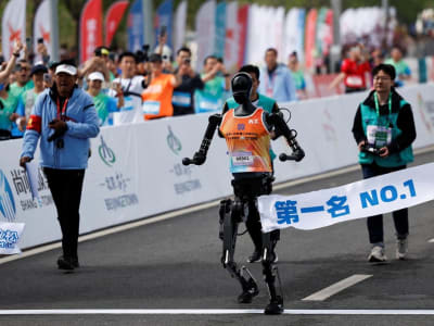 China Gelar Lomba Setengah Maraton Robot Humanoid Pertama di Dunia