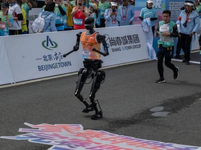 Robot Humanoid Berlomba Half-Marathon di Beijing, Tantangan Besar Teknologi Berlari