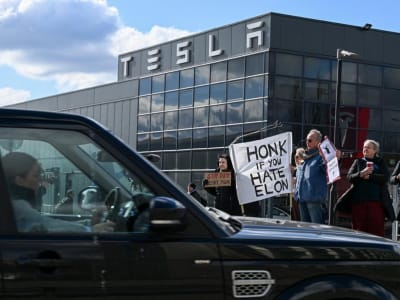 Tesla Hadapi Perang Dagang dan Tarif Tinggi, Masa Depan Bergantung Mobil Otomatis dan Robot