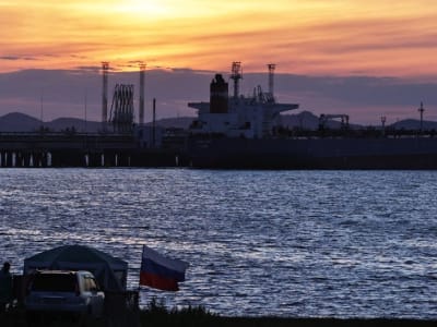 Harga Minyak Turun Akibat Ketegangan Perdagangan dan Kelebihan Pasokan OPEC+