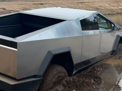 Pemilik Cybertruck Terjebak Lumpur Setelah Uji Coba 'Wade Mode' di Sungai