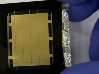 Lapisan Ionik Baru Meningkatkan Efisiensi dan Stabilitas Sel Surya Perovskite