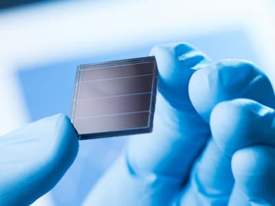 Inovasi Coating Metasurface Satu Lapisan Percepat Efisiensi Panel Surya