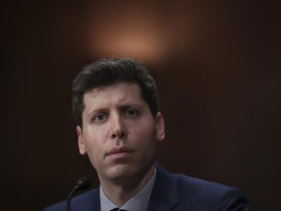 Kontroversi Worldcoin di Indonesia: Izin Dibekukan dan Peran Sam Altman