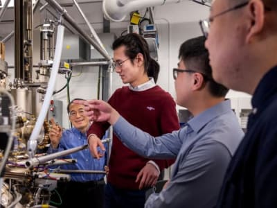 Rahasia Semikonduktor Baru Menahan Polaritas Bertentangan Tanpa Pecah