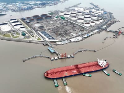 Harga Minyak Turun Tajam, OPEC+ Percepat Produksi Meski Permintaan Tak Pasti