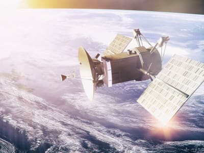 Lapisan Pintar Transparan Untuk Melindungi Panel Surya Pesawat Antariksa