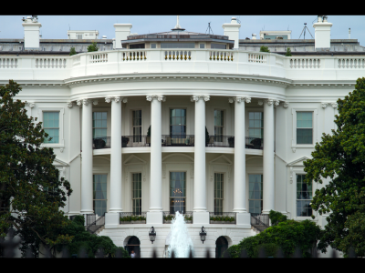 Bisnis Crypto Trump: Konflik Kepentingan dan Ancaman Terhadap Demokrasi