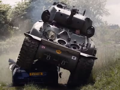 Veteran Perang Dunia II Menggunakan Tank Lawas untuk Protes Terhadap Elon Musk