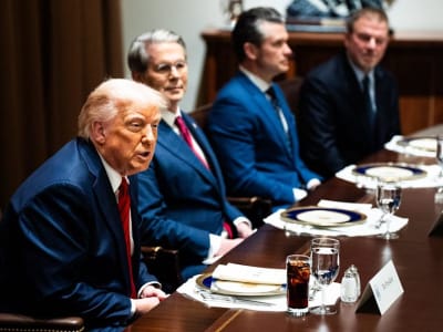 Makan Malam Eksklusif Trump dan Kontroversi Memecoin yang Menghebohkan Dunia