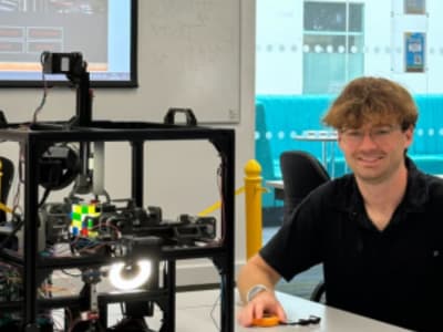 Mahasiswa Bristol Ciptakan Robot Pemecah Rekor Rubik’s Cube 4x4