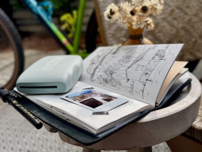 Membuat Jurnal Perjalanan Otentik: Kombinasi Pena, Kertas, dan Foto Instan