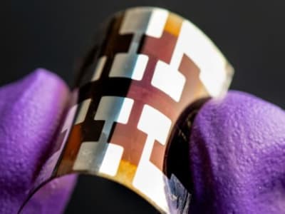 Material Baru Tingkatkan Efisiensi dan Ketahanan Sel Surya Perovskite