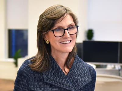 Cathie Wood Soroti Coinbase dan Perusahaan Inovatif sebagai Pemimpin Transformasi Pasar Saham